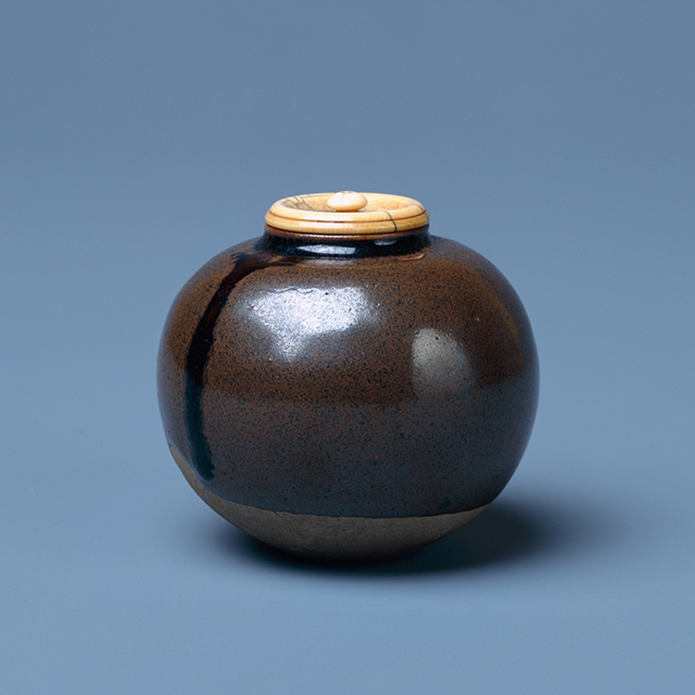 写真：丸壼茶入 逸翁歌銘「塩がま」 野々村仁清作 江戸時代 17世紀
